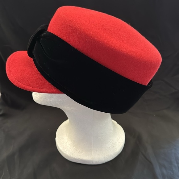 Fred Hayman Beverly Hills VTG Red Wool
Women’s Hat w/Black Velvet MINT - Picture 2 of 4
